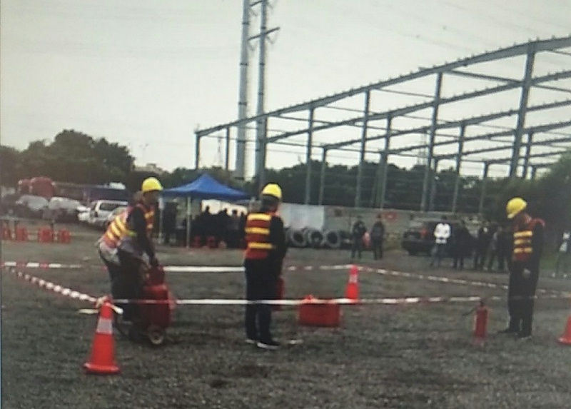 南箭化工員工消防演練準備工作中